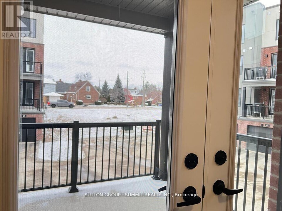 99-99 Roger St in Waterloo, ON - Building Photo