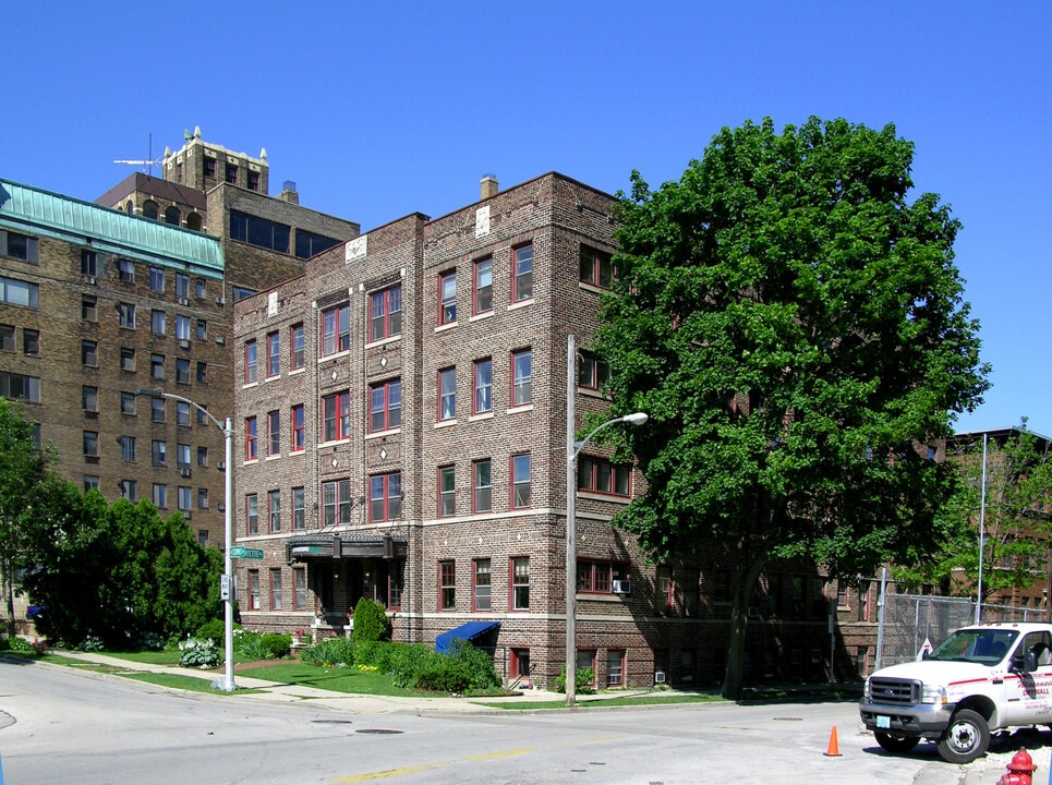 The Commodore in Milwaukee, WI - Building Photo