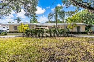 1130 Cotorro Ave in Coral Gables, FL - Foto de edificio - Building Photo