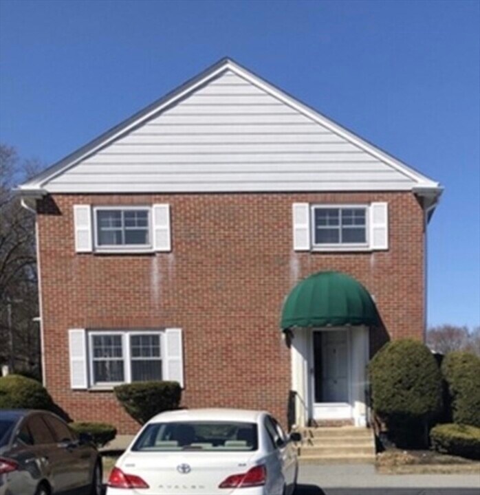 56 Emerson Gardens Rd in Lexington, MA - Building Photo