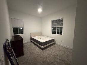 8107 Lamplight Dr in Tracy, CA - Foto de edificio - Building Photo