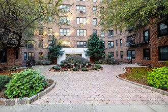 67-40 Yellowstone Blvd in Forest Hills, NY - Building Photo - Building Photo