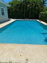 5940 SW 47th St in Miami, FL - Building Photo - Building Photo