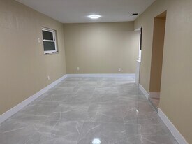 2336 NW 35th St in Miami, FL - Building Photo