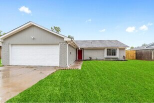 125 Bastrop St in Angleton, TX - Building Photo