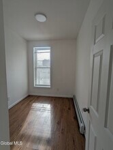 370 Clinton Ave in Albany, NY - Foto de edificio - Building Photo