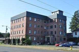 Broadway Apartments in Aberdeen, WA - Building Photo