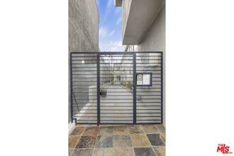 925 N Curson Ave in West Hollywood, CA - Building Photo - Building Photo