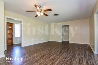 4818 W Bay Villa Ave in Tampa, FL - Foto de edificio - Building Photo