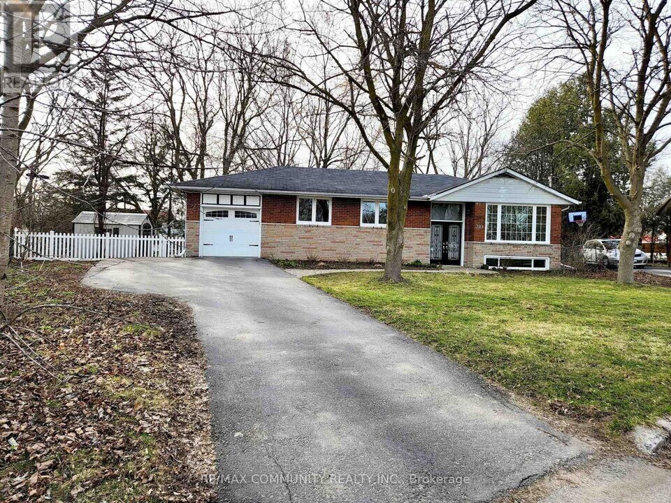 399 Loretta Crescent in Whitchurch-Stouffville, ON - Building Photo