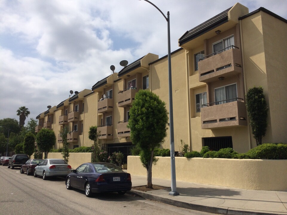 Strohm Apartments in North Hollywood, CA - Foto de edificio