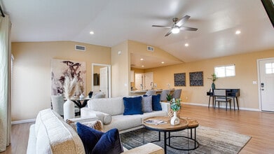 10518 W Heatherbrae Dr in Phoenix, AZ - Building Photo - Building Photo