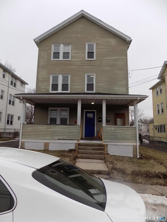 182 West St in New Britain, CT - Building Photo
