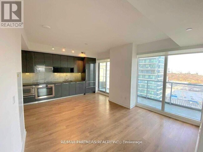 115 McMahon Dr in Toronto, ON - Building Photo - Building Photo