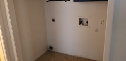 4214 Woodmanor Dr, Unit 1 in San Antonio, TX - Foto de edificio - Building Photo