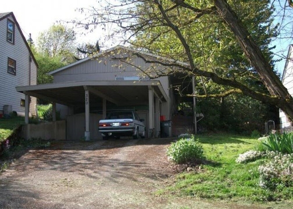 320-320 1/2 Clark St in Eugene, OR - Building Photo