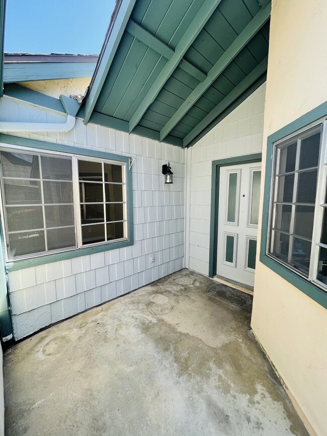 2454 Turnbridge Glen in Escondido, CA - Foto de edificio - Building Photo