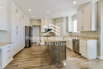 45 N Vlg Pk Dr in Layton, UT - Building Photo - Building Photo