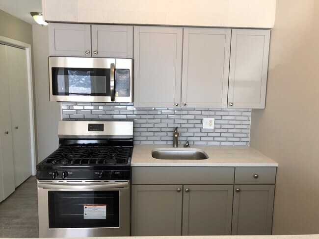 1940 Mark Ave-Unit -3 in Elgin, IL - Foto de edificio - Building Photo