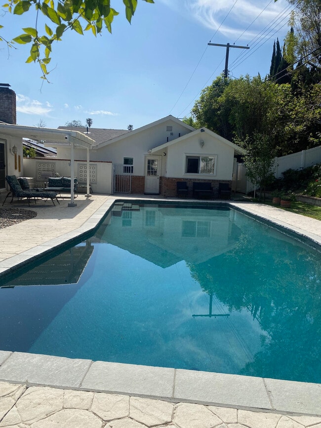 8387 Shoup Ave in Canoga Park, CA - Foto de edificio - Building Photo