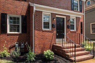 819 Weedon St in Fredericksburg, VA - Foto de edificio - Building Photo