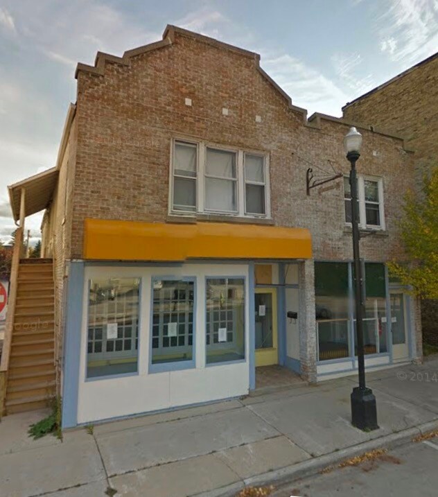 201 E Mill St in Plymouth, WI - Building Photo