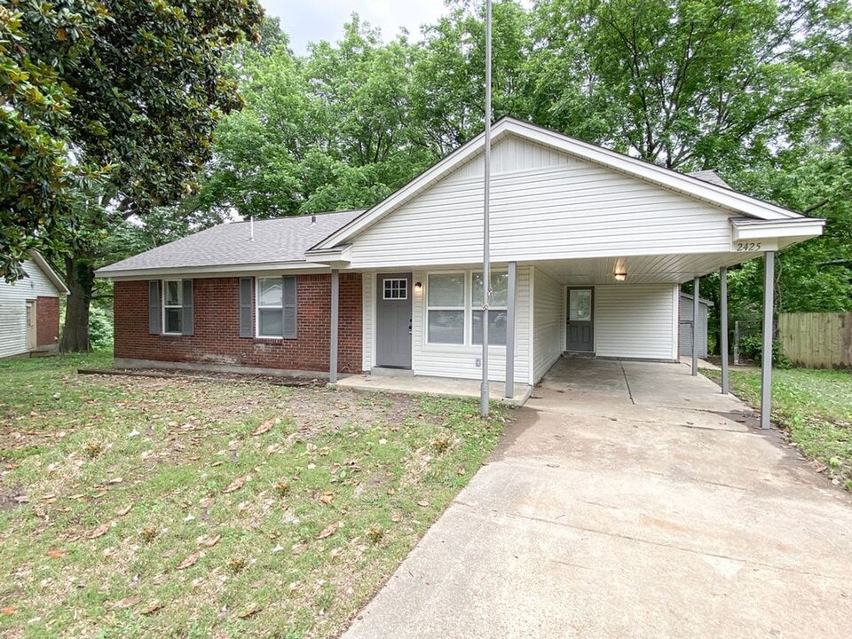 2425 Ashland Dr in Southaven, MS - Building Photo