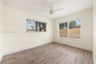 5727 Harrison St in Hollywood, FL - Building Photo - Building Photo