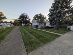 17 Sheldon Rd in Brook Park, OH - Foto de edificio - Building Photo