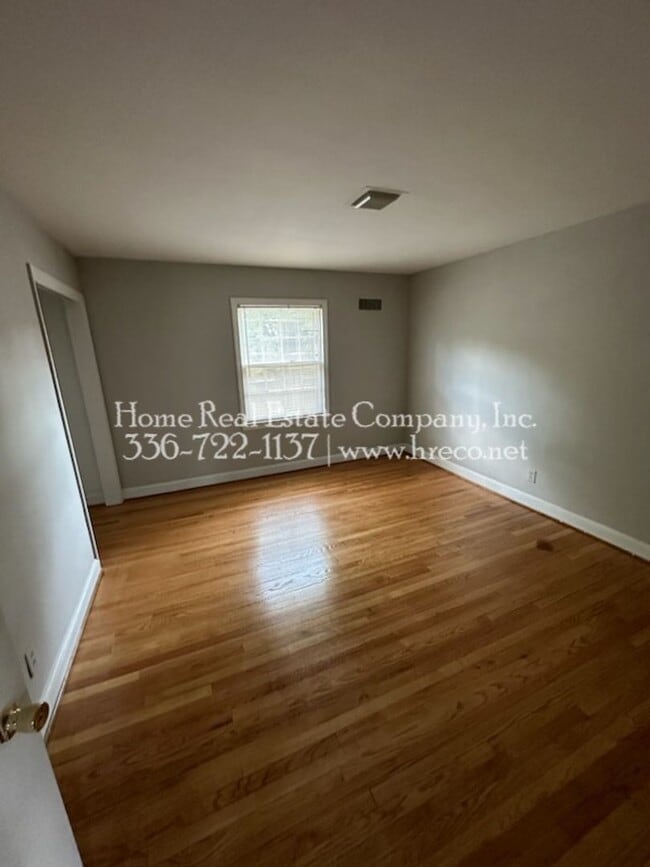 1615 W Northwest Blvd in Winston-Salem, NC - Foto de edificio - Building Photo