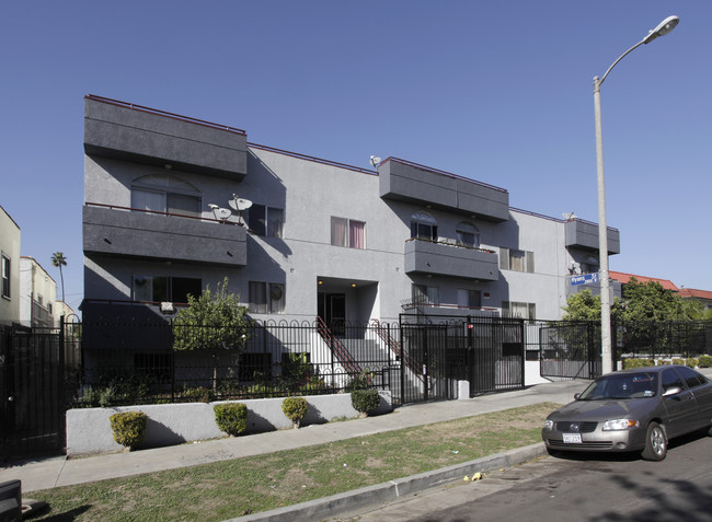 225 N Reno St in Los Angeles, CA - Foto de edificio - Building Photo