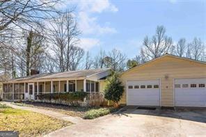 1084 Mount Carmel Rd in Newnan, GA - Building Photo