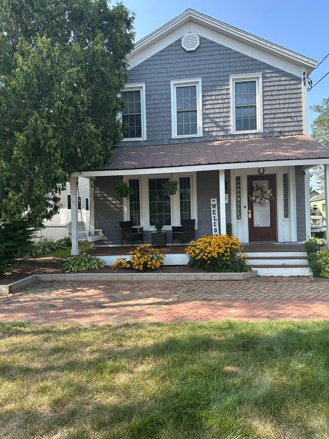 175 Lake Ave, Unit 1 in Saratoga Springs, NY - Foto de edificio - Building Photo