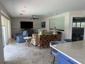 24 E Pelican St in Naples, FL - Building Photo - Building Photo