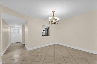 681 S Hollybrook Dr in Pembroke Pines, FL - Building Photo - Building Photo