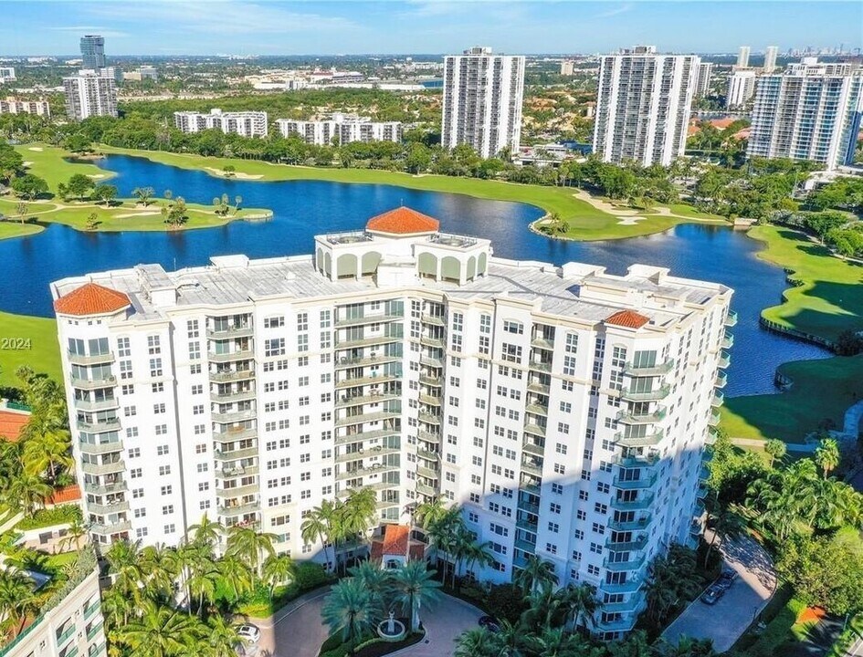 20000 E Country Club Dr, Unit 1001 in Aventura, FL - Building Photo