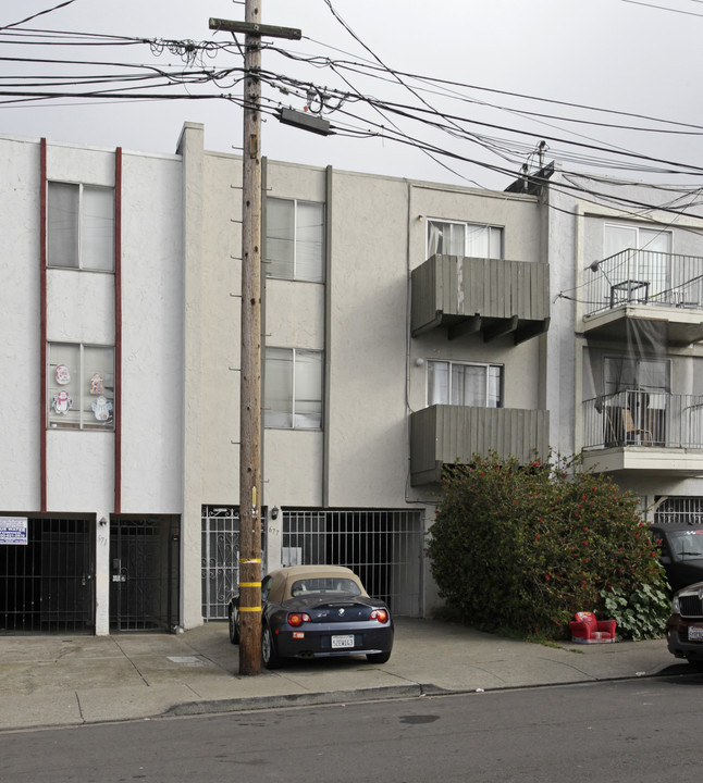 677 Linden St in Daly City, CA - Building Photo
