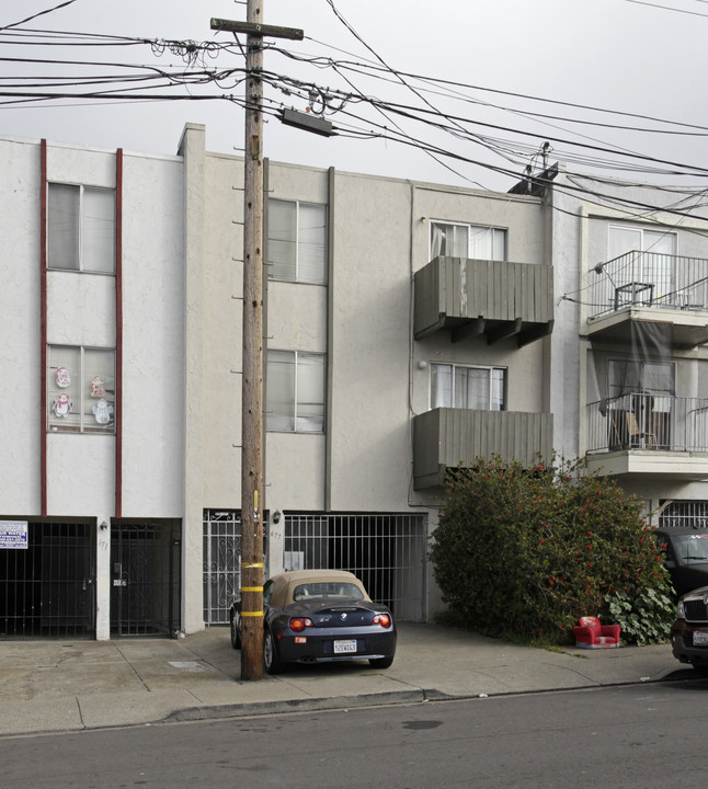 677 Linden St in Daly City, CA - Foto de edificio