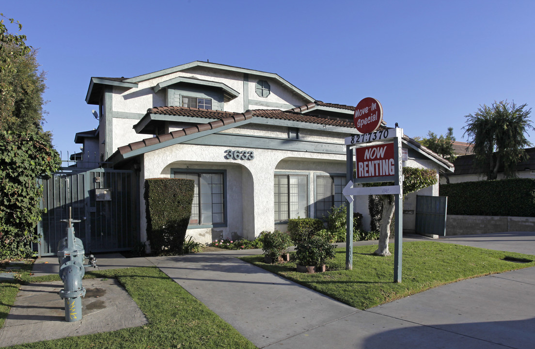 La Costa Apartments in Anaheim, CA - Building Photo