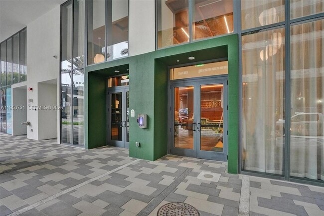 11 NE 6th St, Unit 1012 in Miami, FL - Foto de edificio - Building Photo