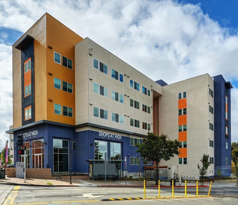 MacArthur Studio in Oakland, CA - Foto de edificio