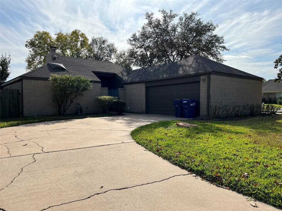 15115 Corona Del Mar Dr in Houston, TX - Building Photo