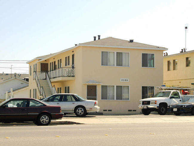 4588 W El Segundo Blvd in Hawthorne, CA - Foto de edificio - Building Photo