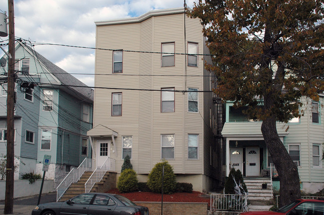 98 Grant St in Passaic, NJ - Foto de edificio - Building Photo