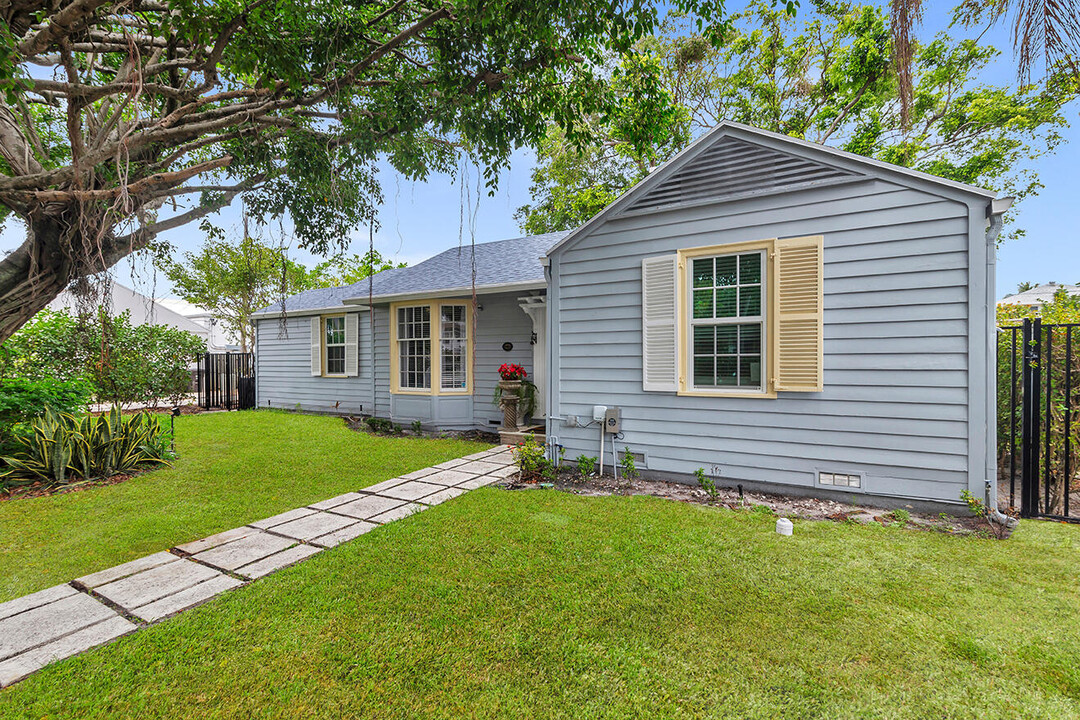 335 Monroe Dr in West Palm Beach, FL - Building Photo