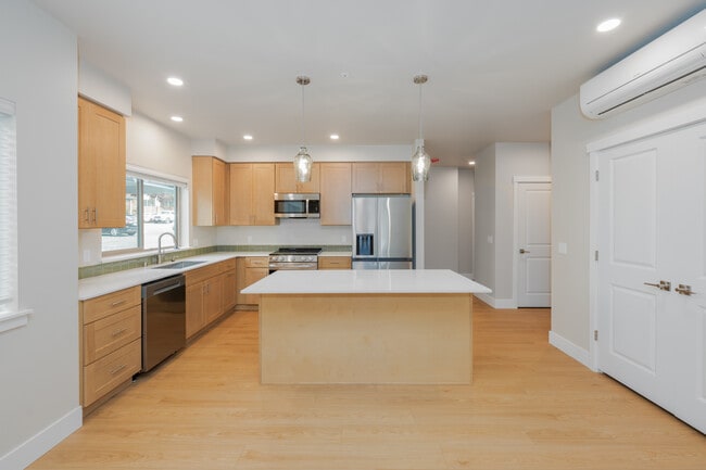 Emery Landing in Kent, WA - Building Photo - Interior Photo