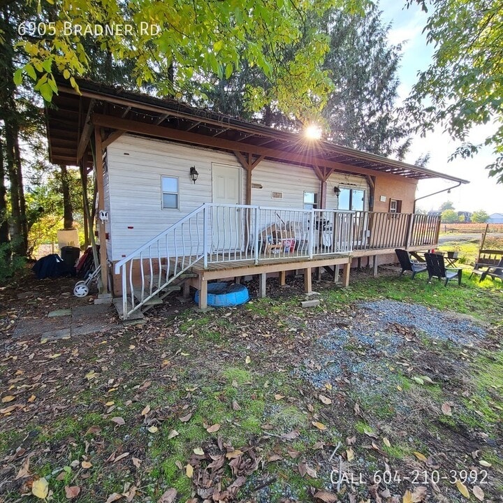 6905 Bradner Rd in Abbotsford, BC - Building Photo