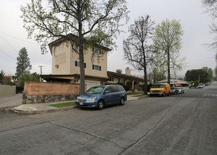 2601 N Glenoaks Blvd in Burbank, CA - Foto de edificio - Building Photo