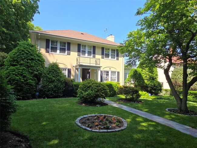 89 Park Dr in Pelham, NY - Building Photo - Building Photo