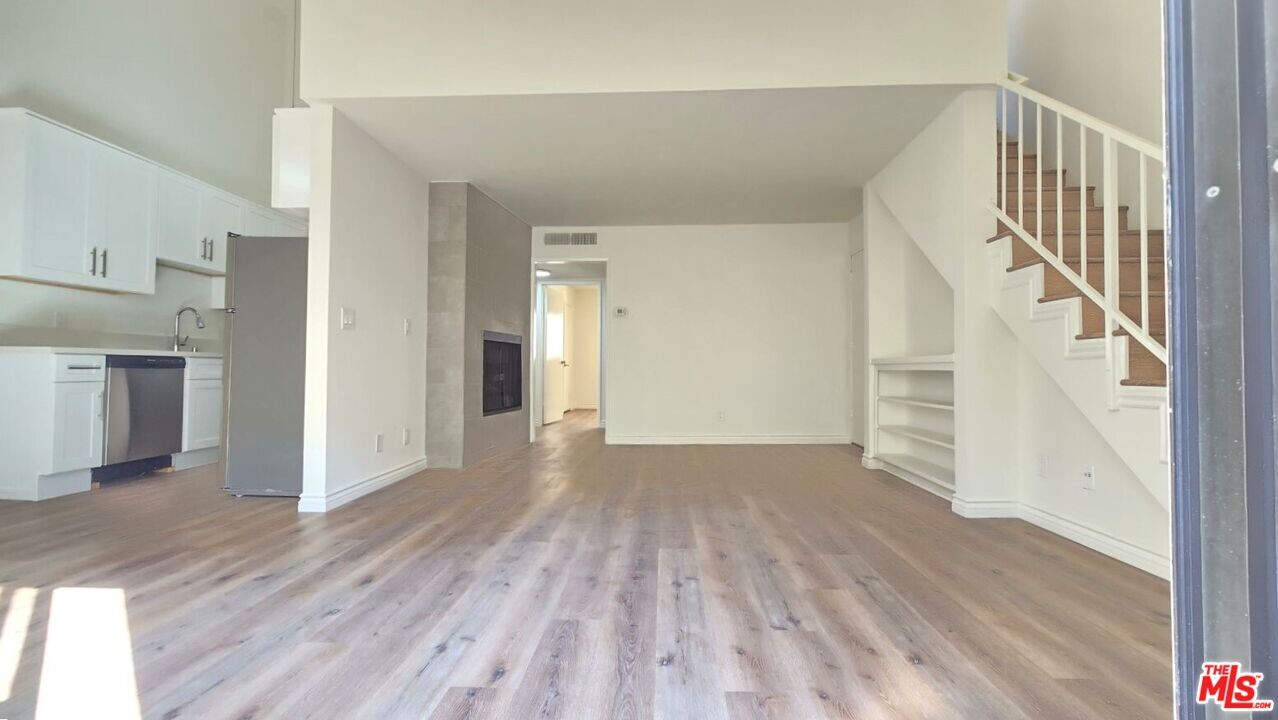 11230 Camarillo St in Los Angeles, CA - Building Photo